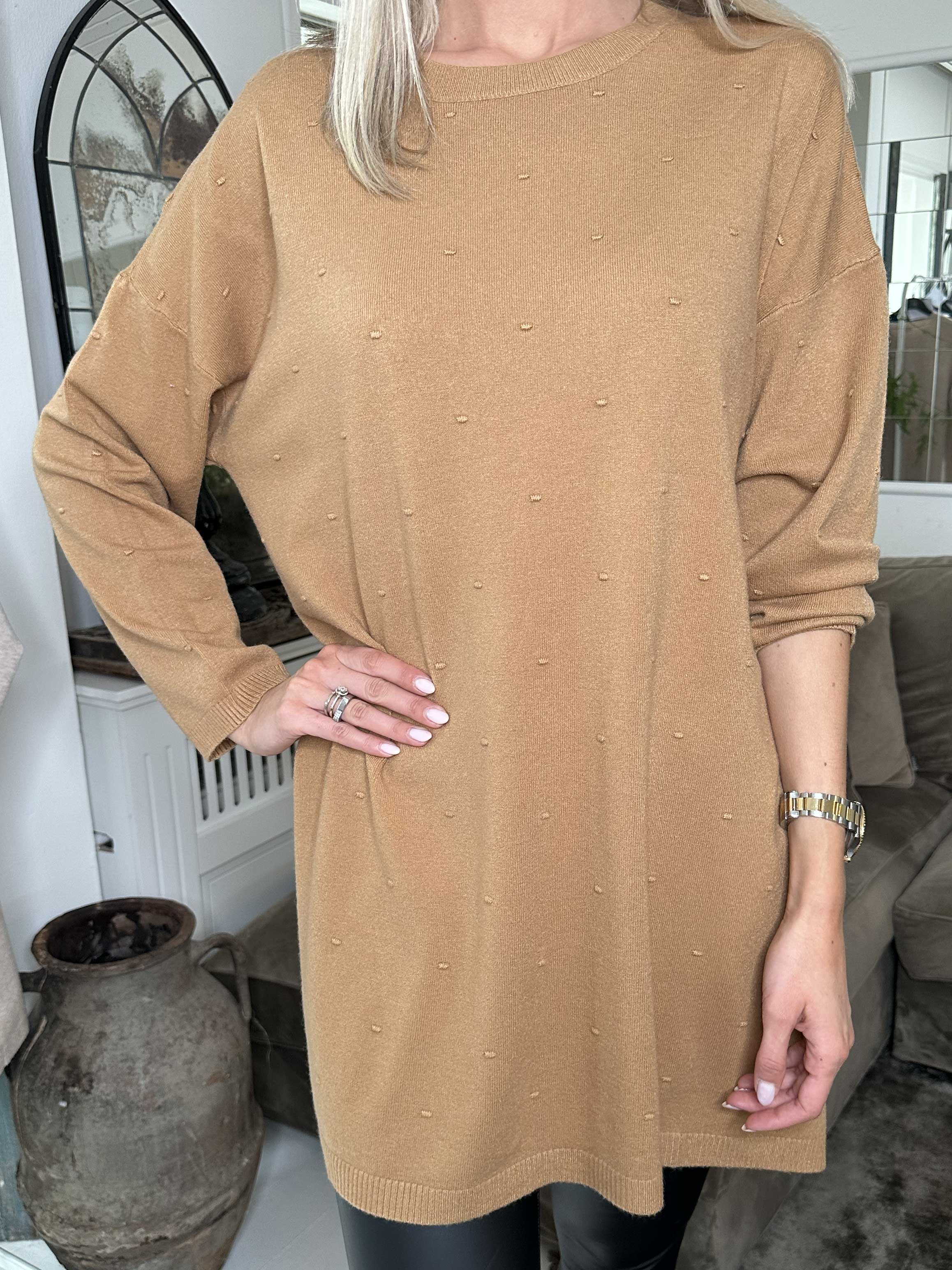 Zina - Strikbluse med prikket detaljer i stoffet